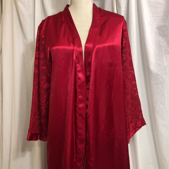 Red Robe - Picture 4 of 8